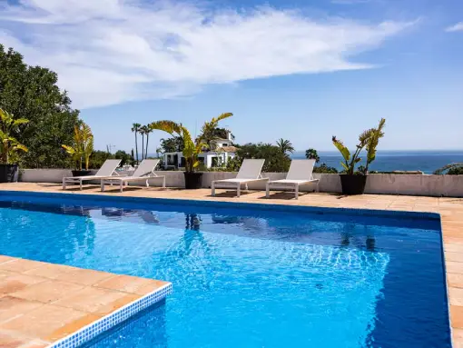 Chakra Retreat Spanien - Pool der Finca Ananda