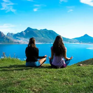 yogalifestyle - Zwei Frauen meditieren am See